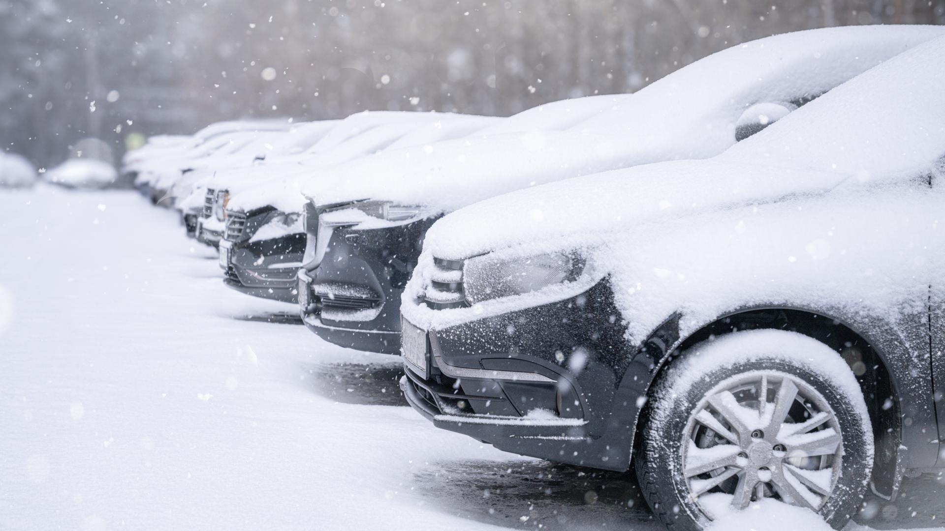 Parkerte biler med mye snø