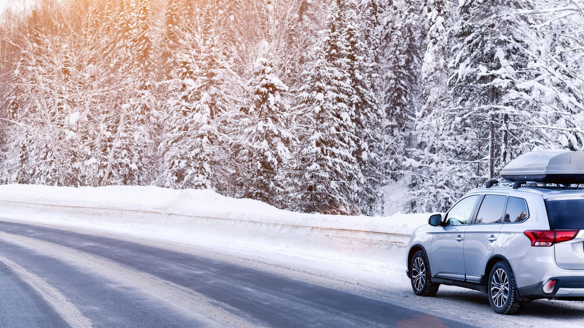 Bil kjører på fjellet med snø