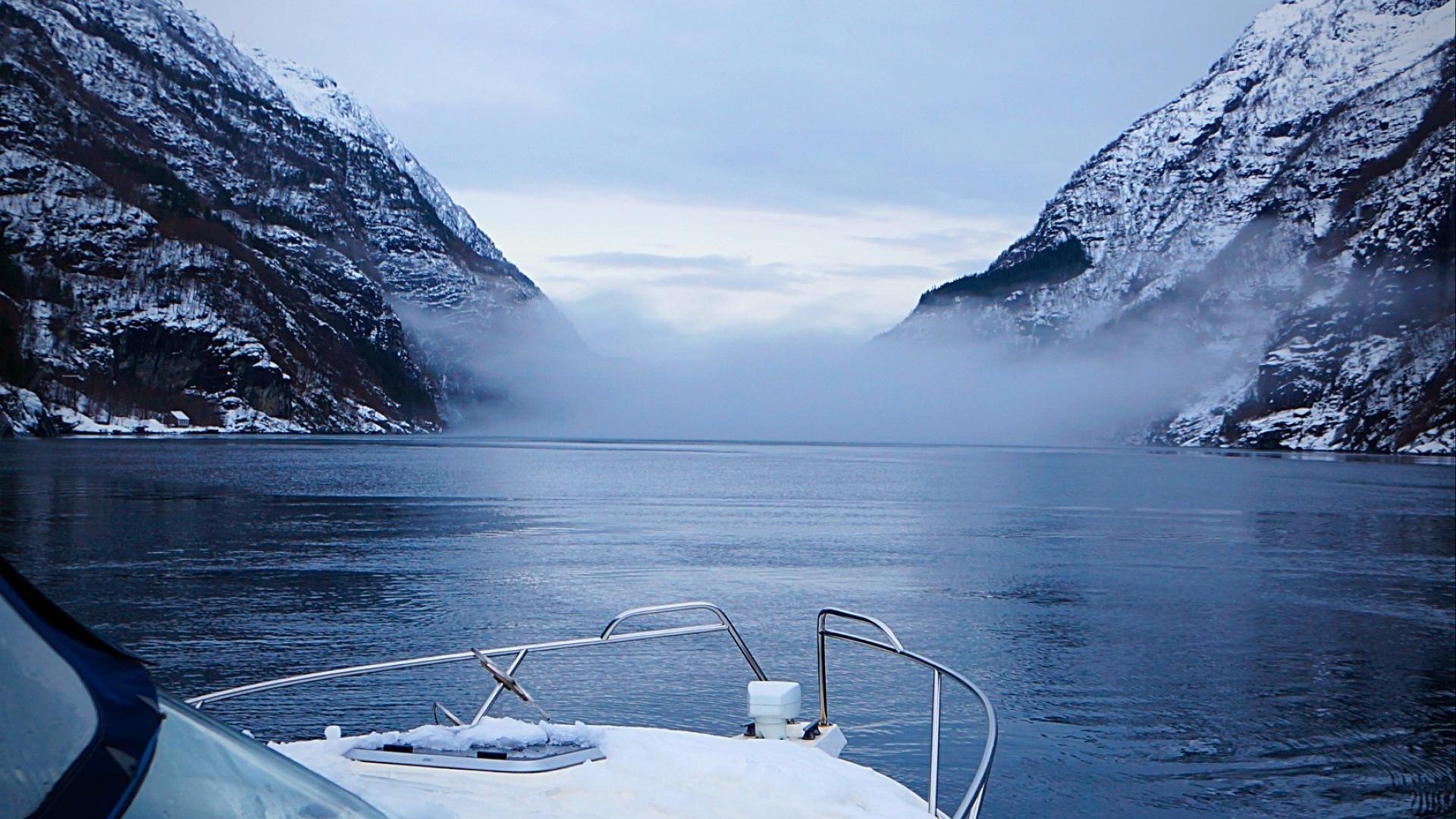 Båt på sjø under vinter