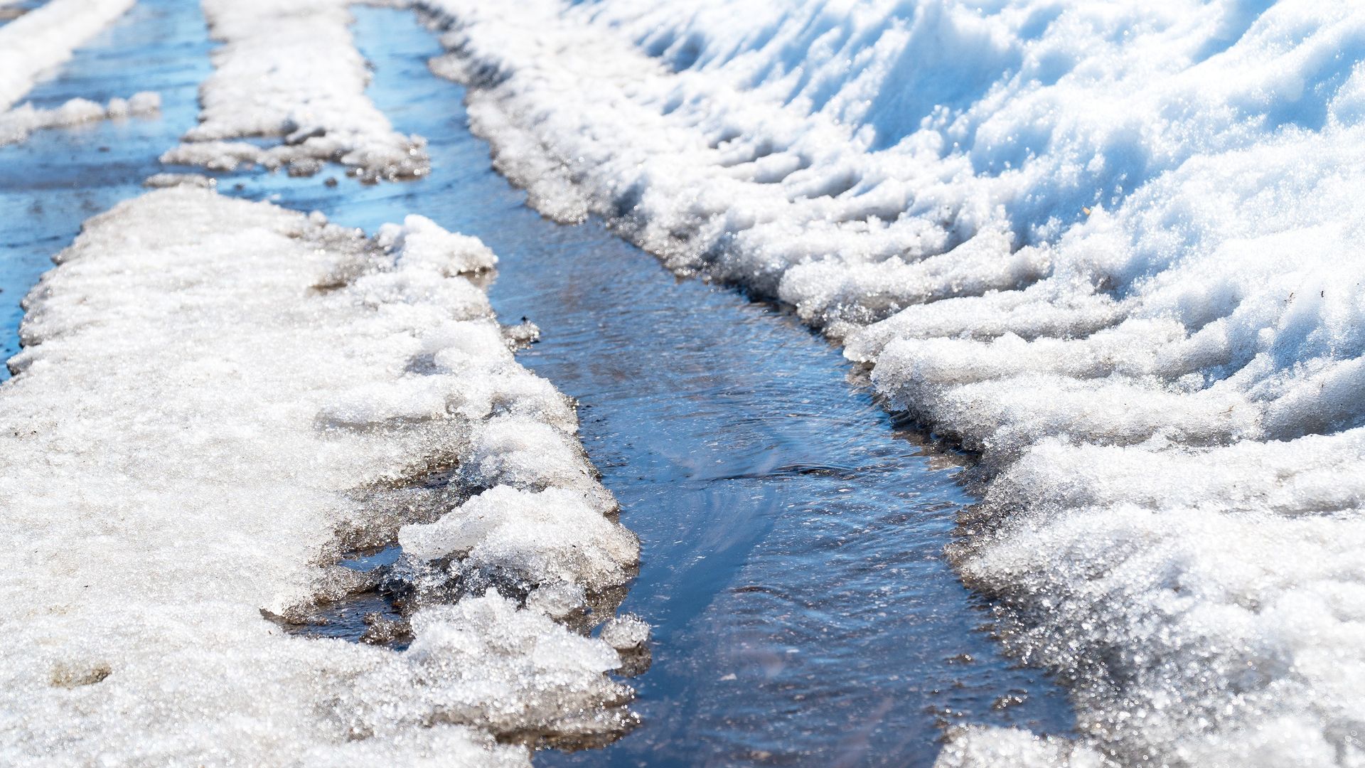 Nærbilde av snø på vei som smelter