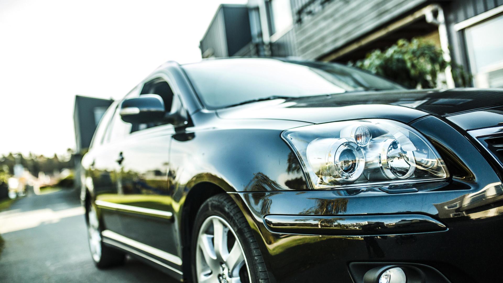 Svart bil står parkert