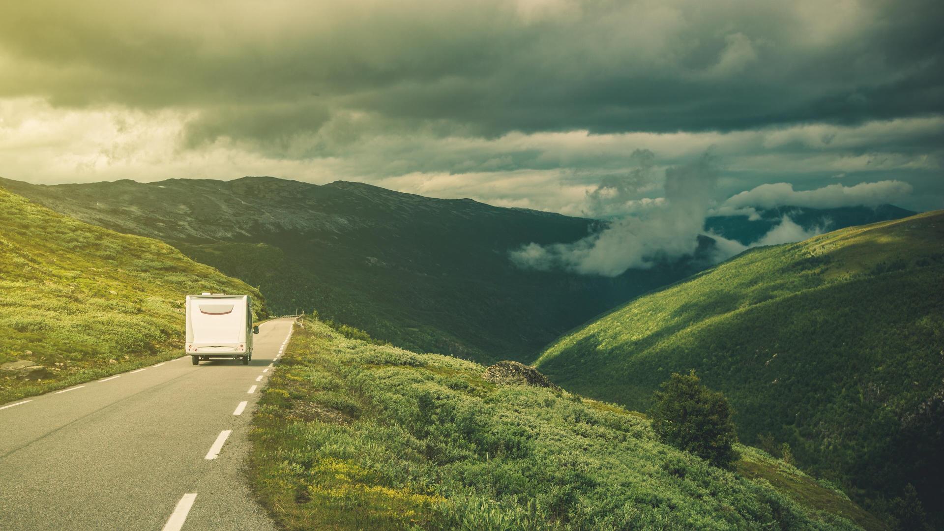 Bobil kjører på landeveg