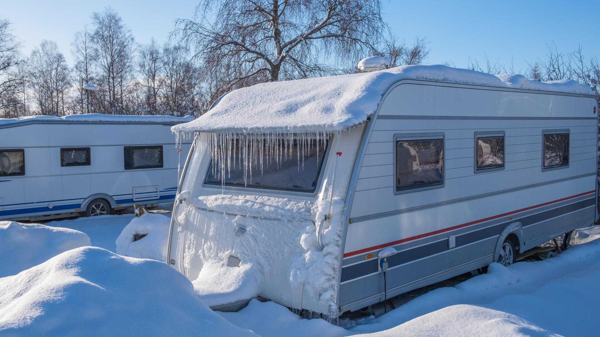 Campingvogn dekket i snø