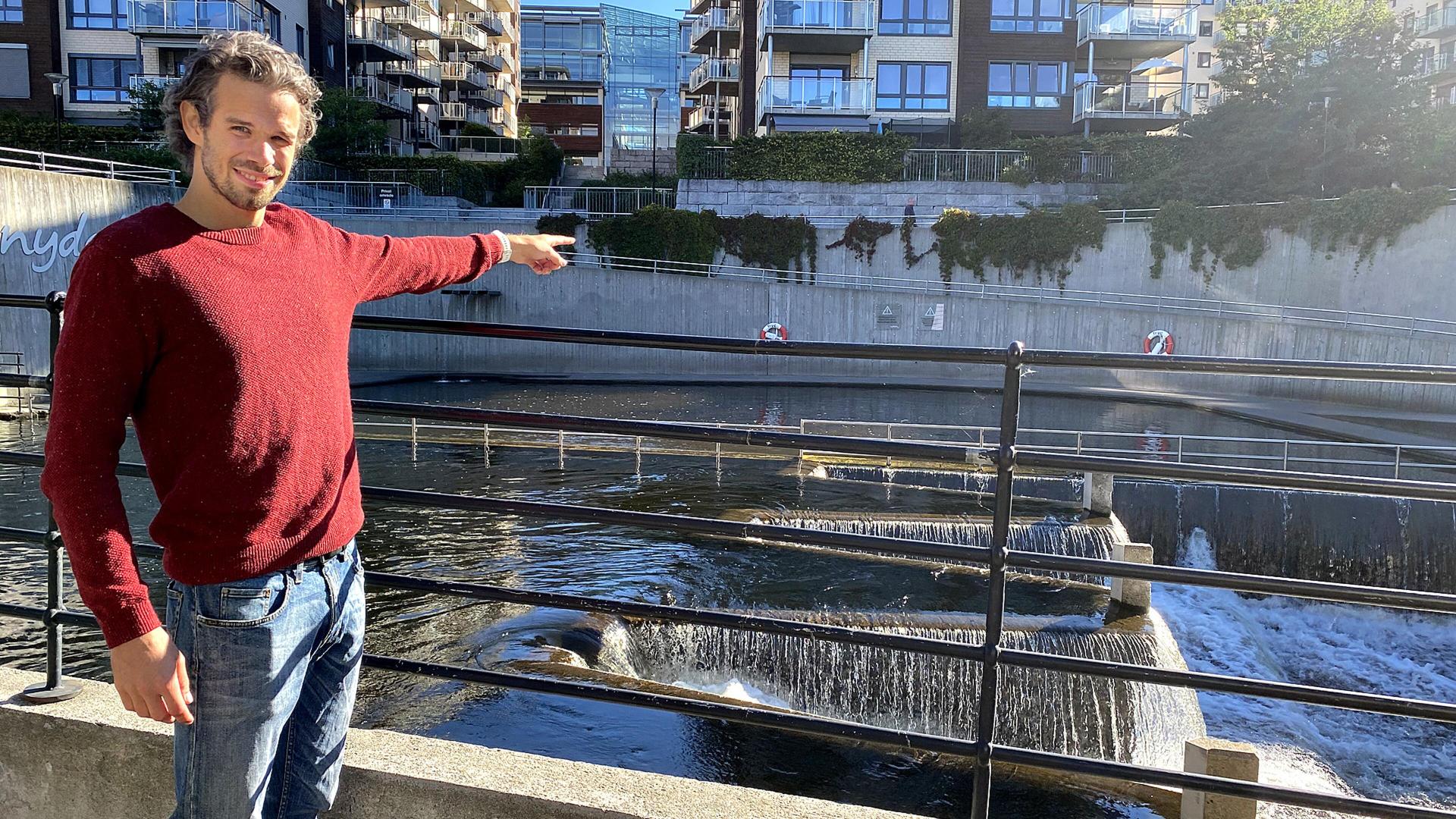 Mann som står med elven