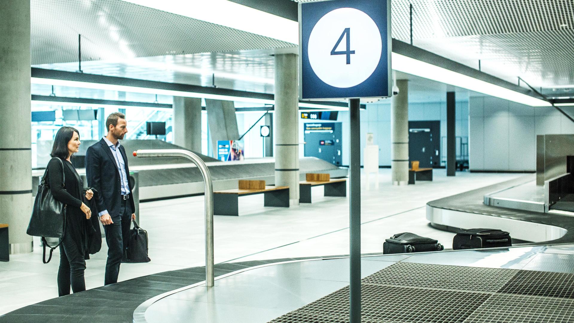 Reisende som venter på bagasjen 