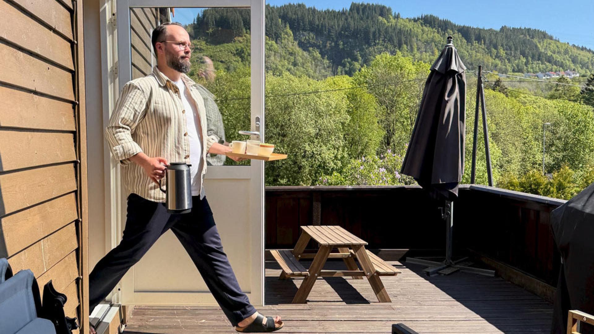 Mann som går på veranda 