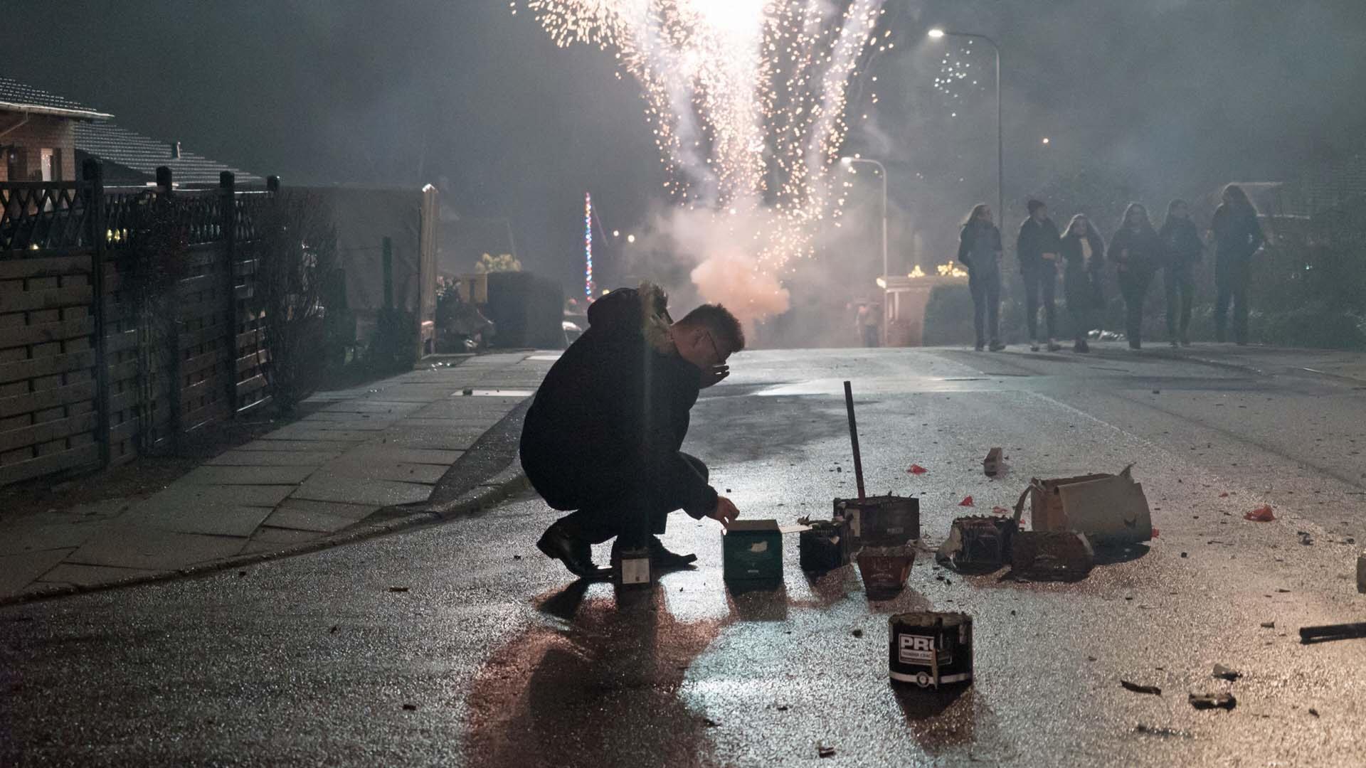 Mann tenner på fyrverkeri