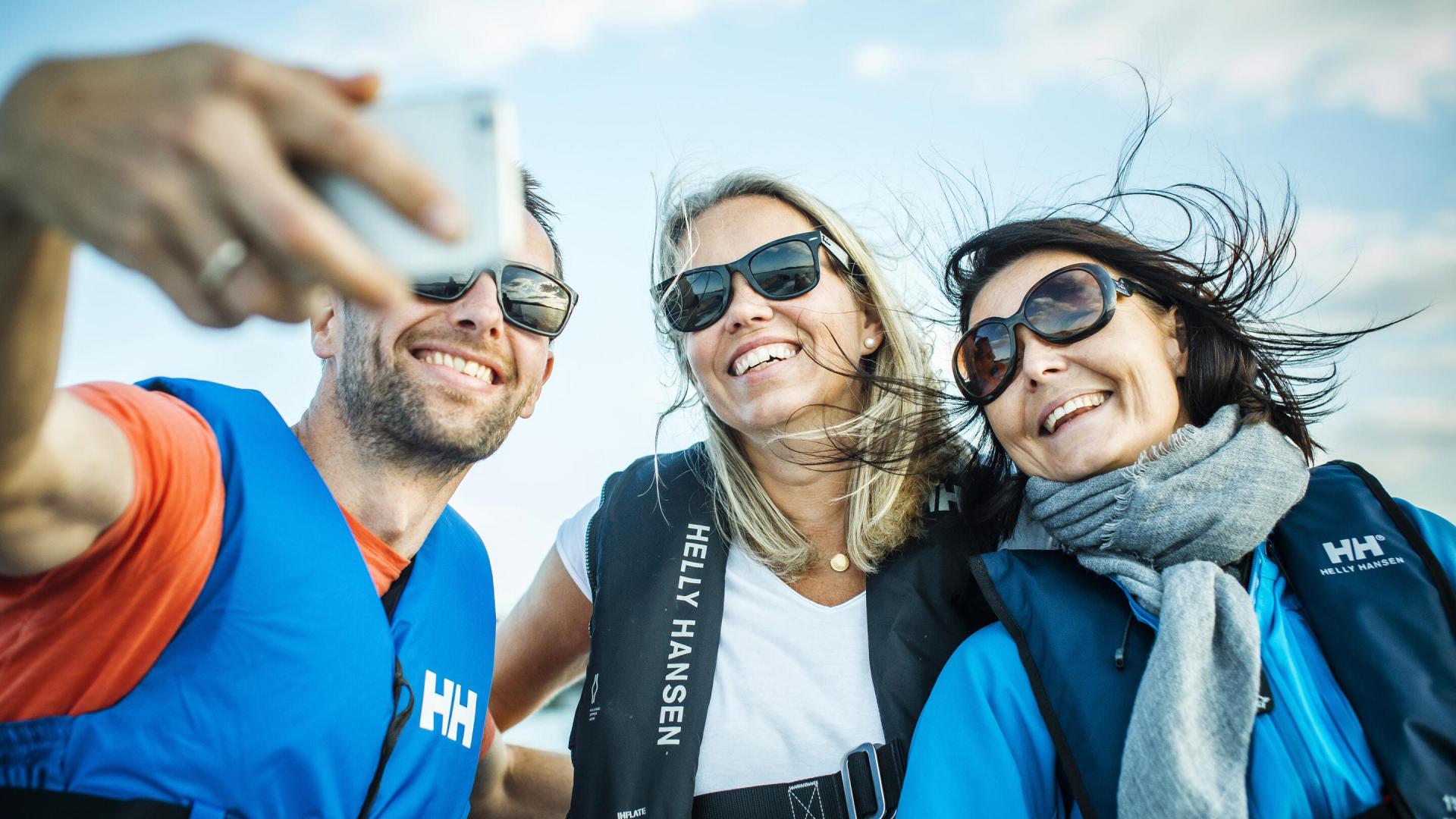 Kvinne_og_mann_med_redningsvest