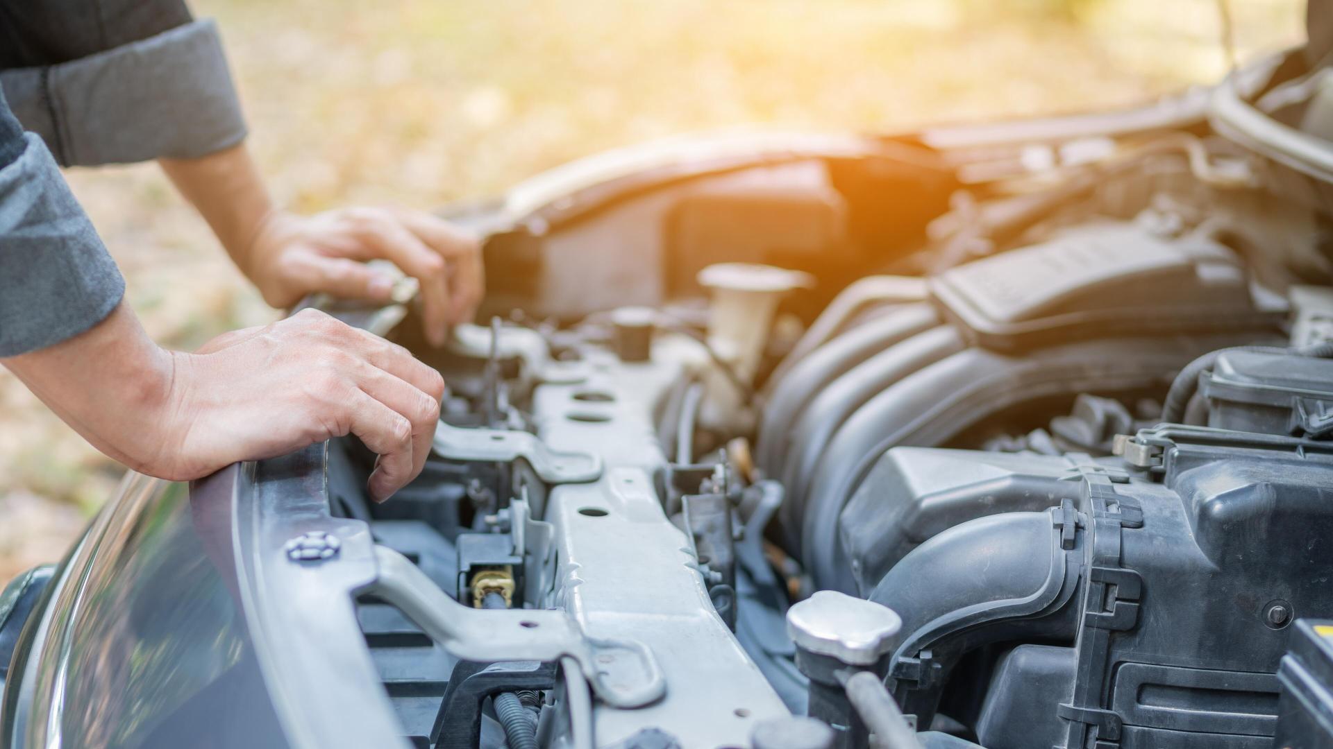 Man som fikser motoren sin