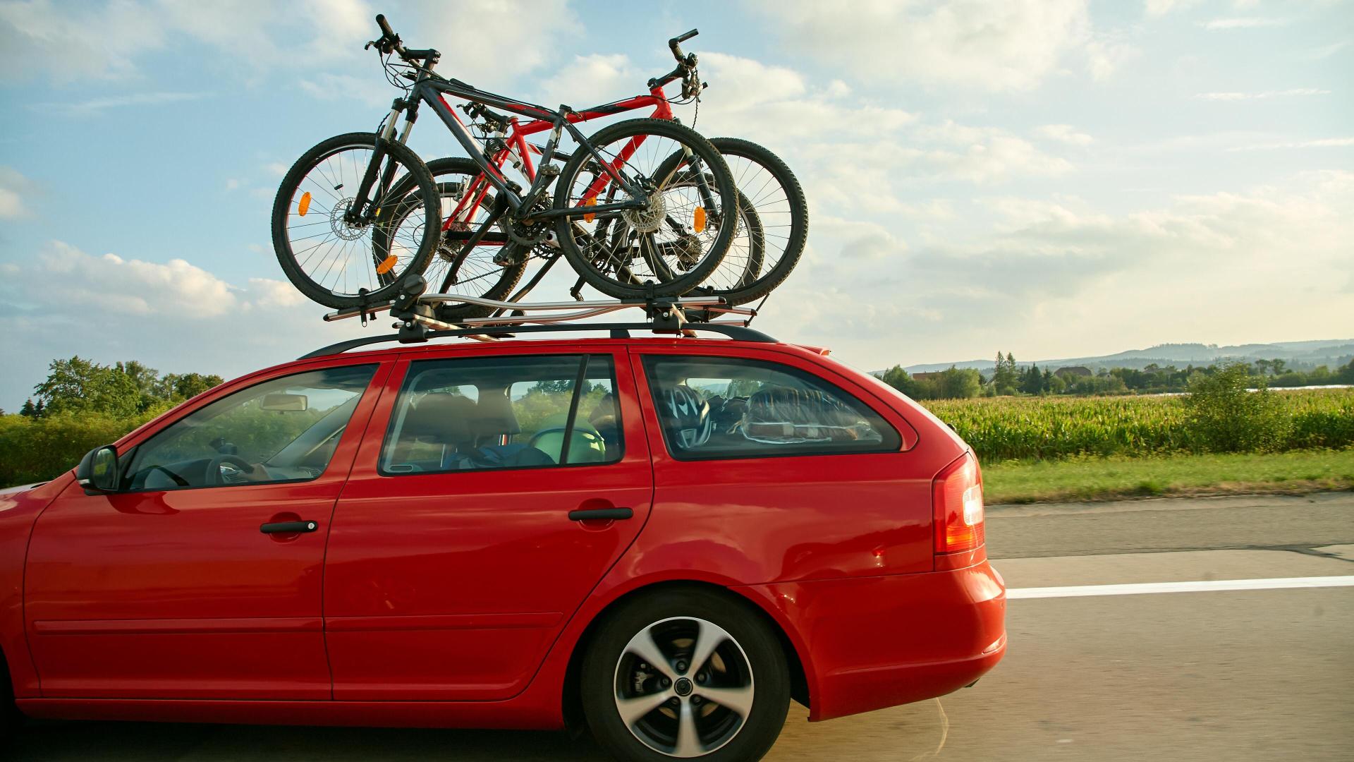 Rød bil med sykler på taket