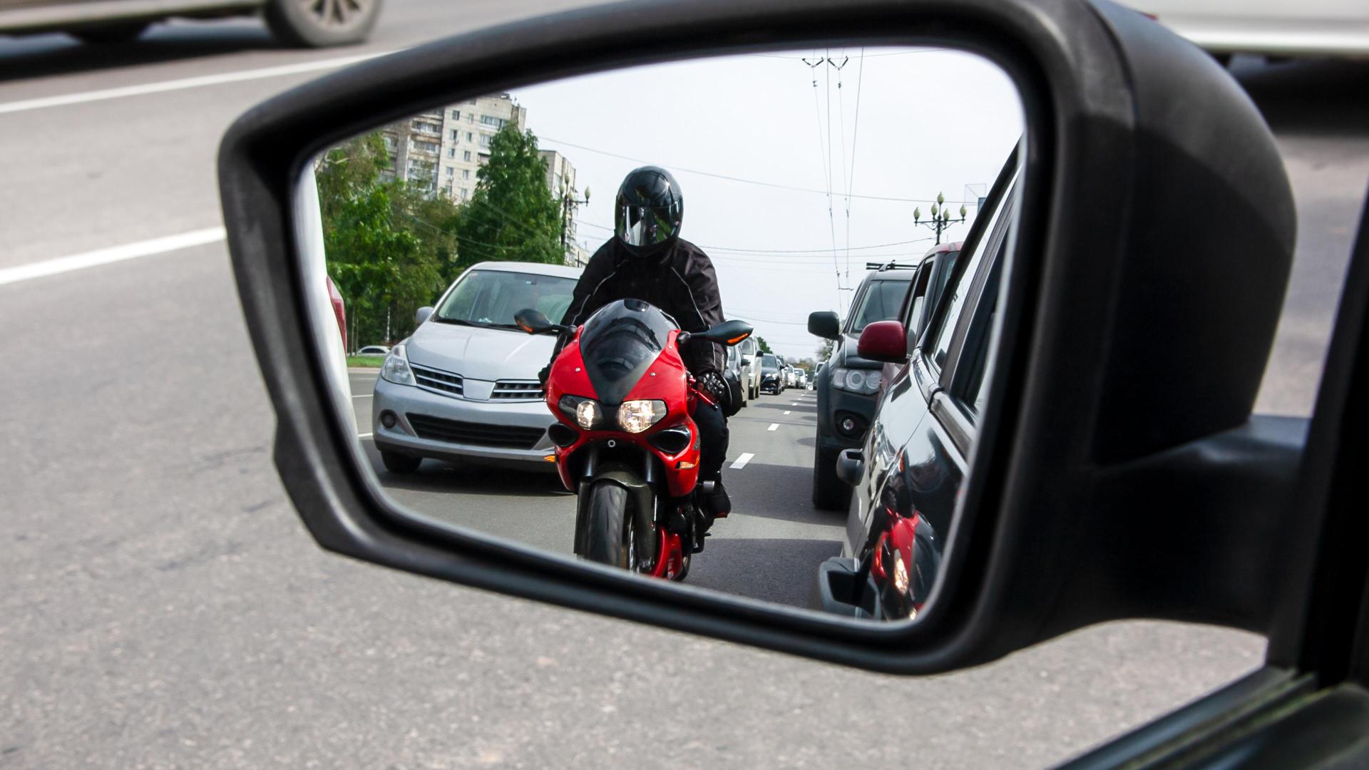 Rød motorsykkel kjører på veien