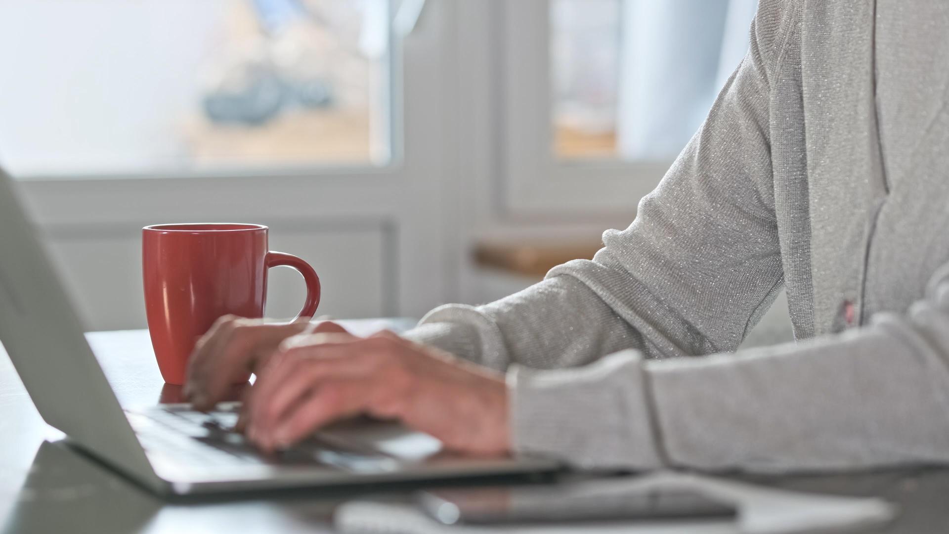 Mann som skriver på pc