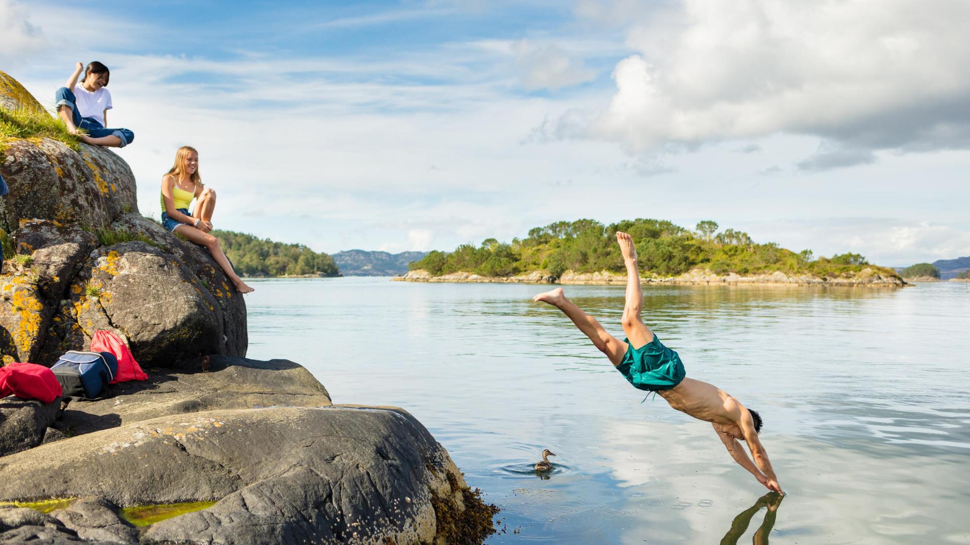 Ungdom-bader-gutt stuper i vannet.JPG