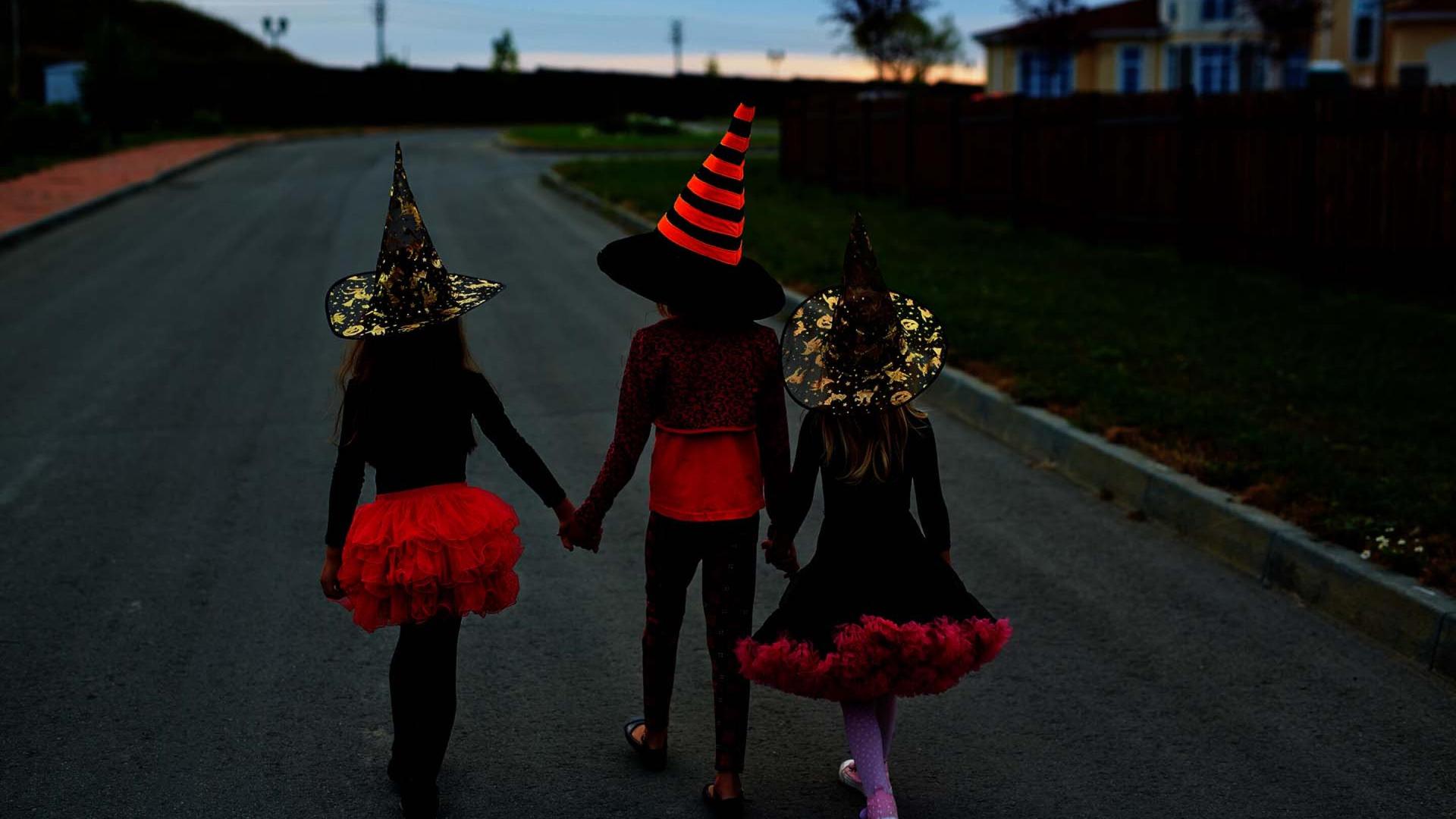 barn som går knask eller knep på halloween.jpg