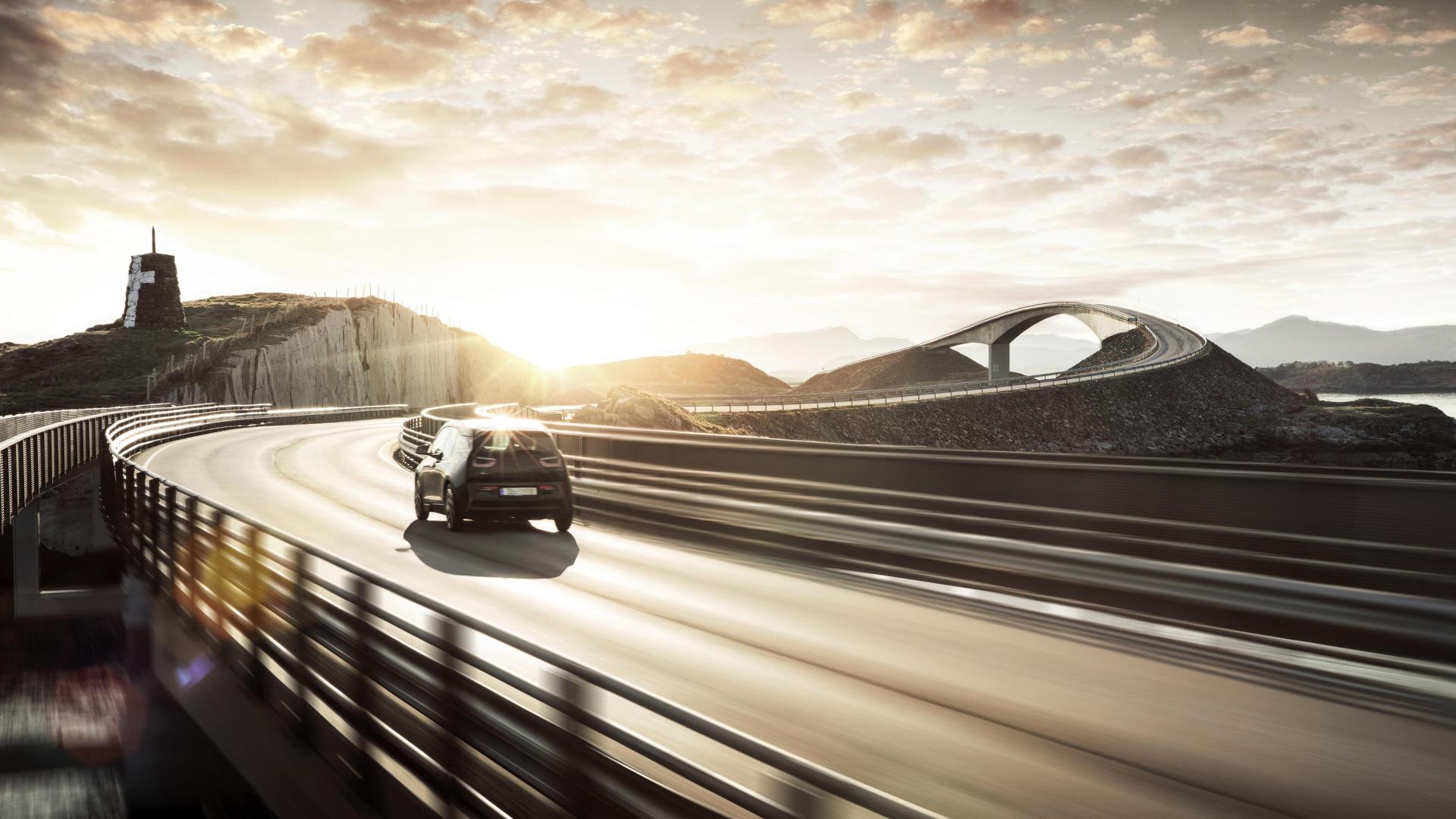 Bil som kjører på veien