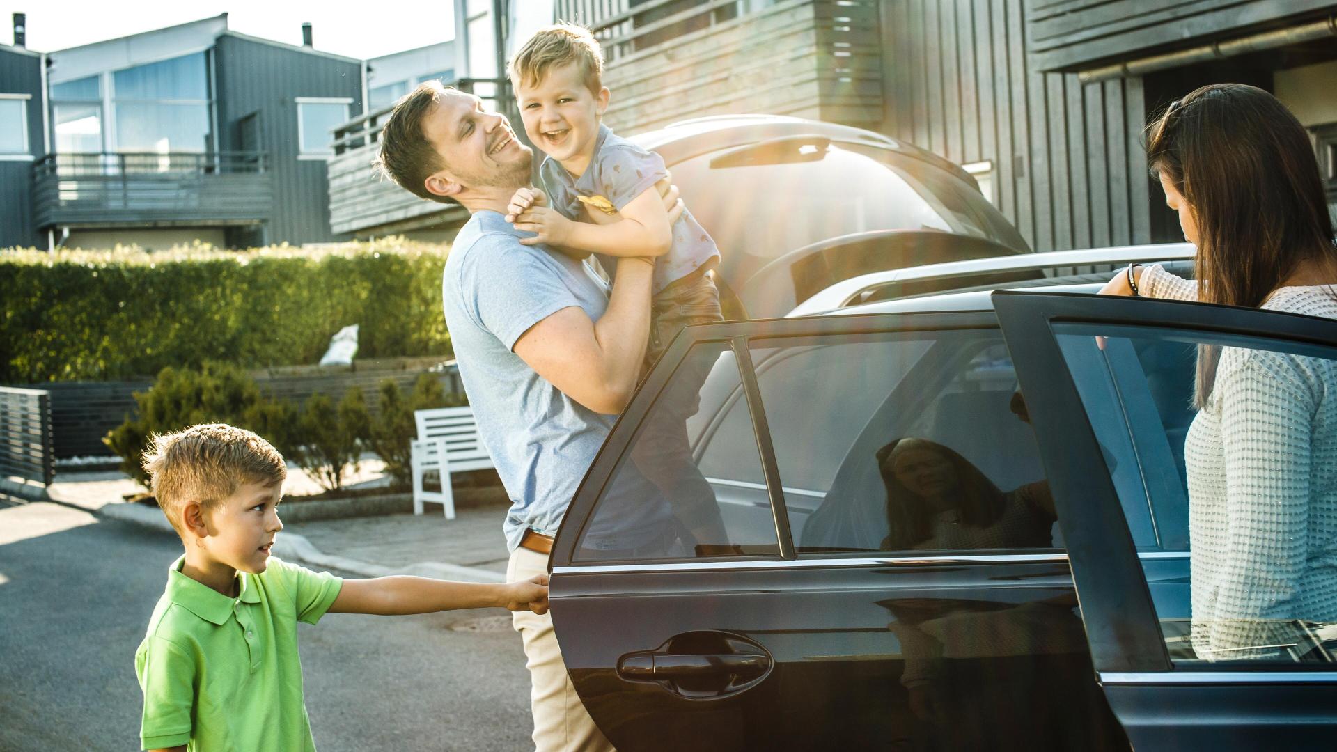 Familie på skal på biltur