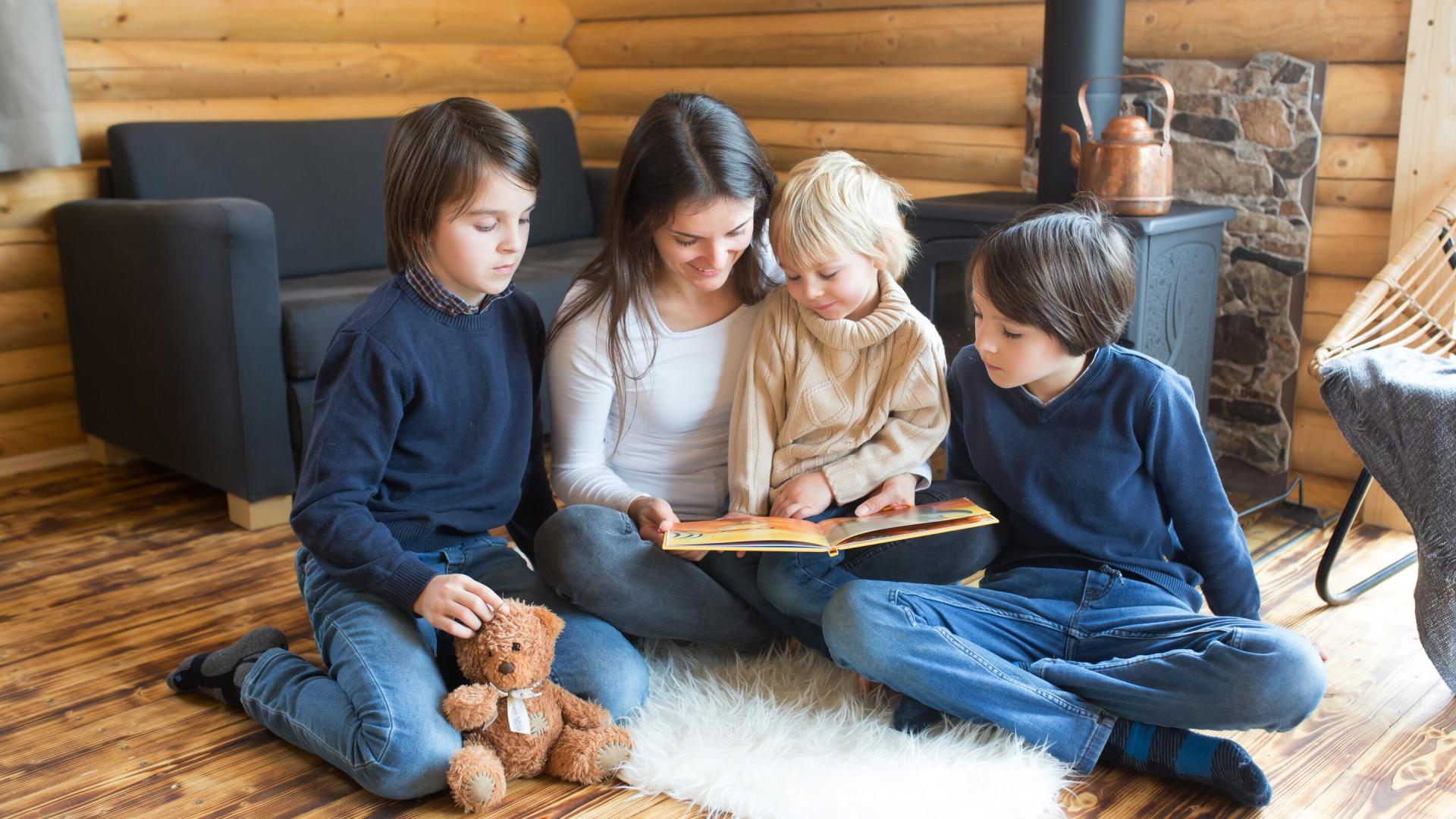 familie_paa_hytte_leser bok.jpg