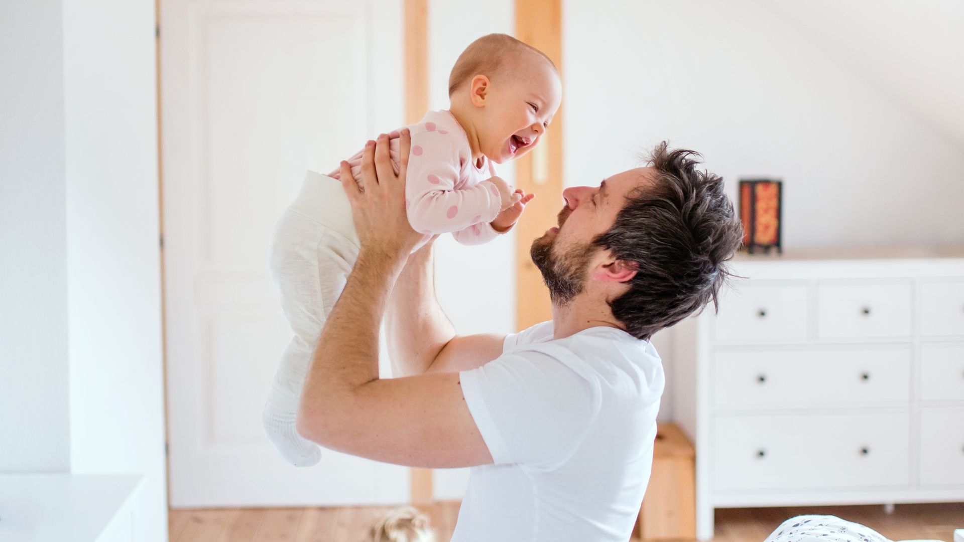 Far løfter barnet sitt 