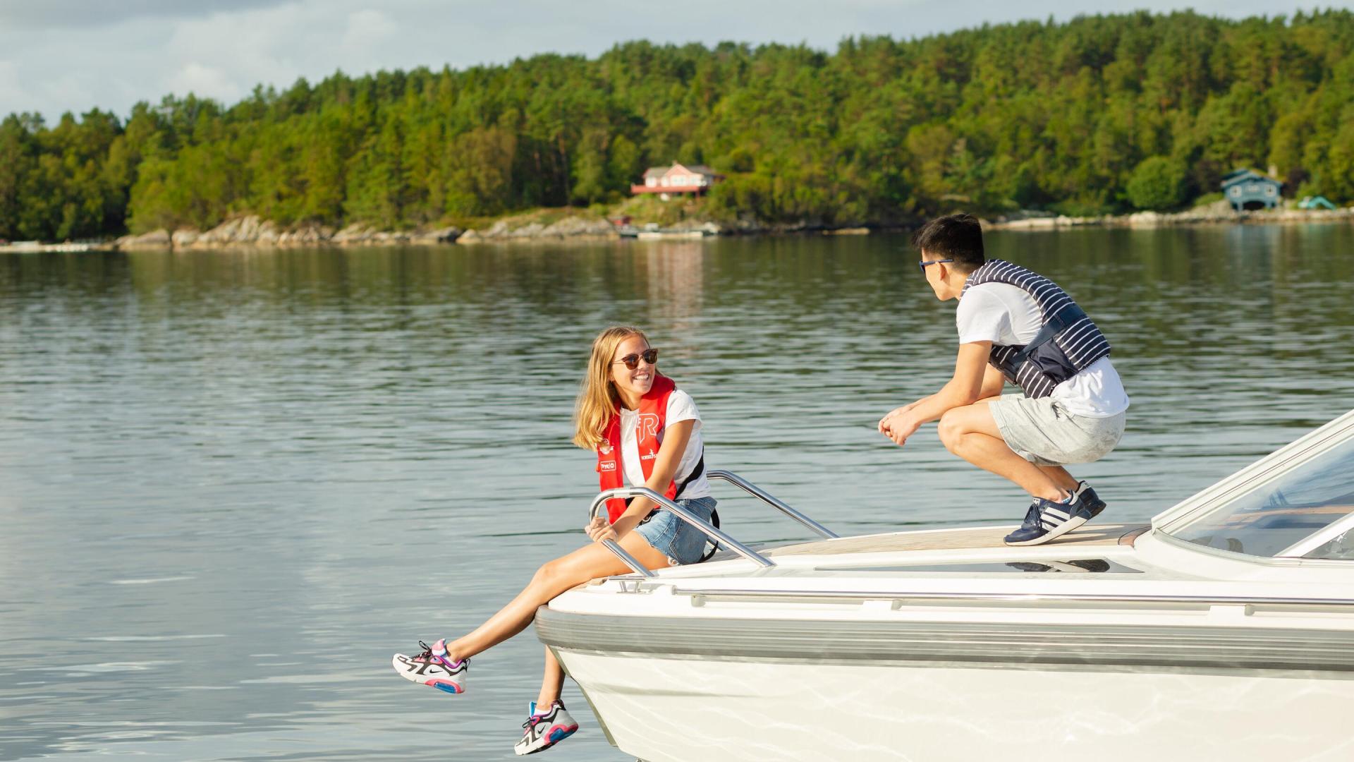 gutt og jente på tuppeb av en båt.jpg