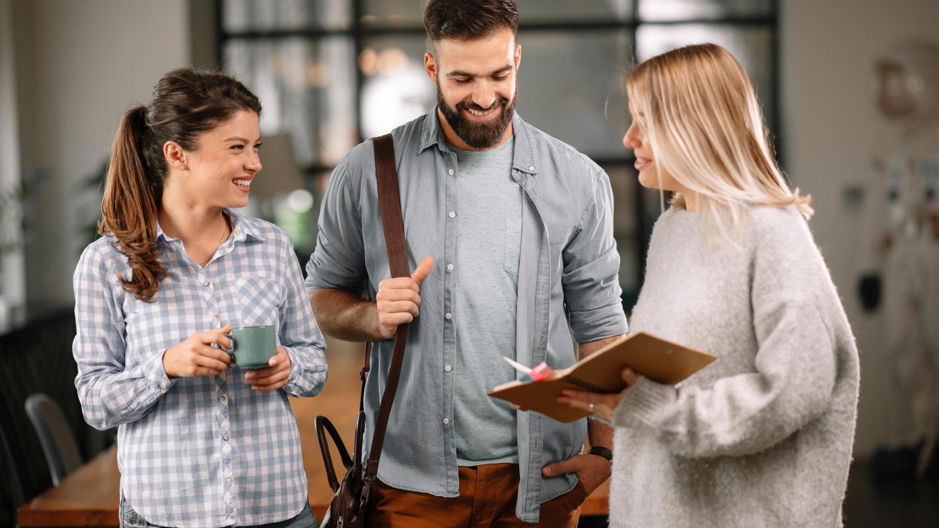 Samtale mellom kollegaer på jobb