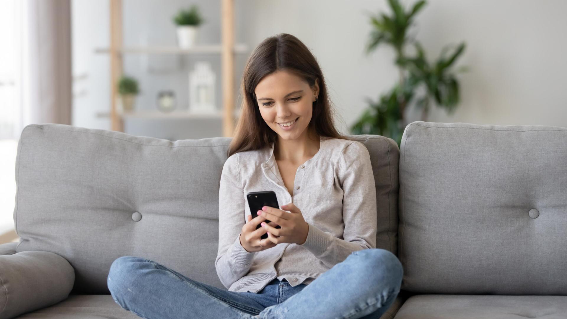 jente som sitter i sofa på telefonen.jpg