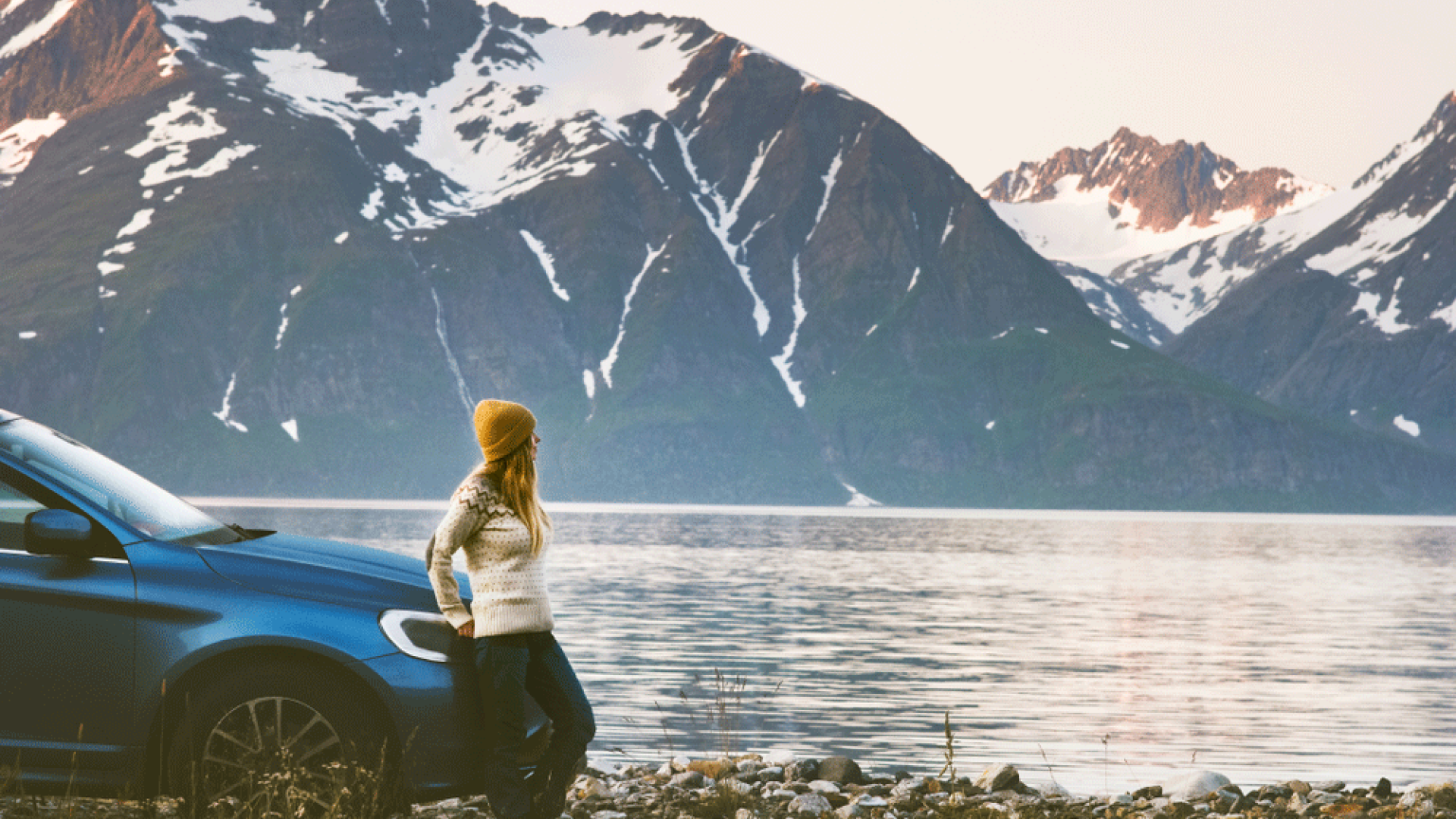Kvinne som står vedsiden av parkert bil