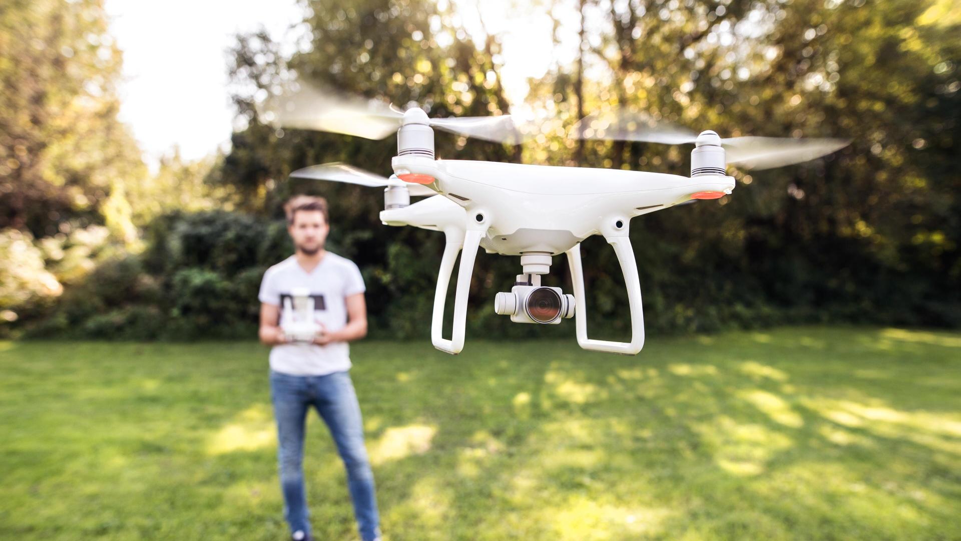 mann som kjører drone i hagen.jpg