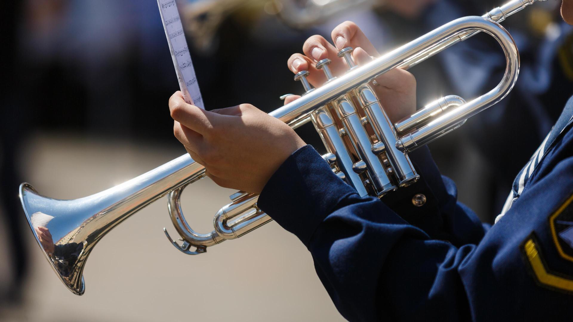 Person som spiller trompet