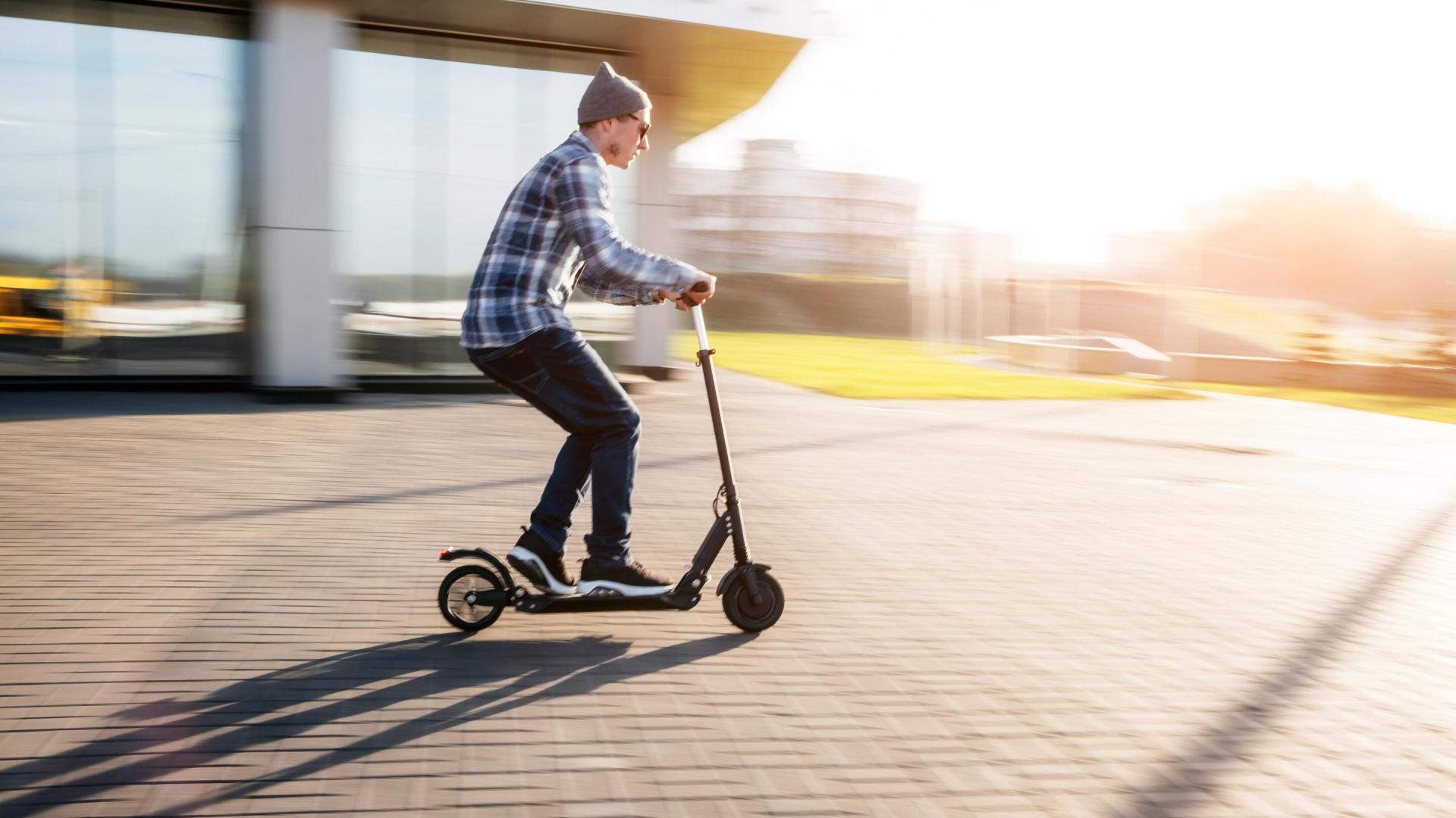 ung-mann-elsparkesykkel-hoy-fart