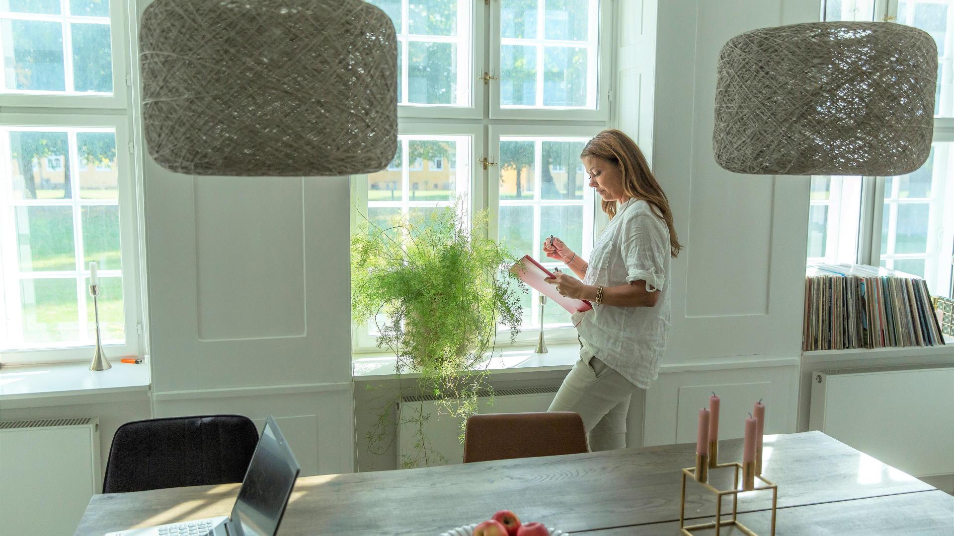 Kvinne er på skjermbrett i stuen