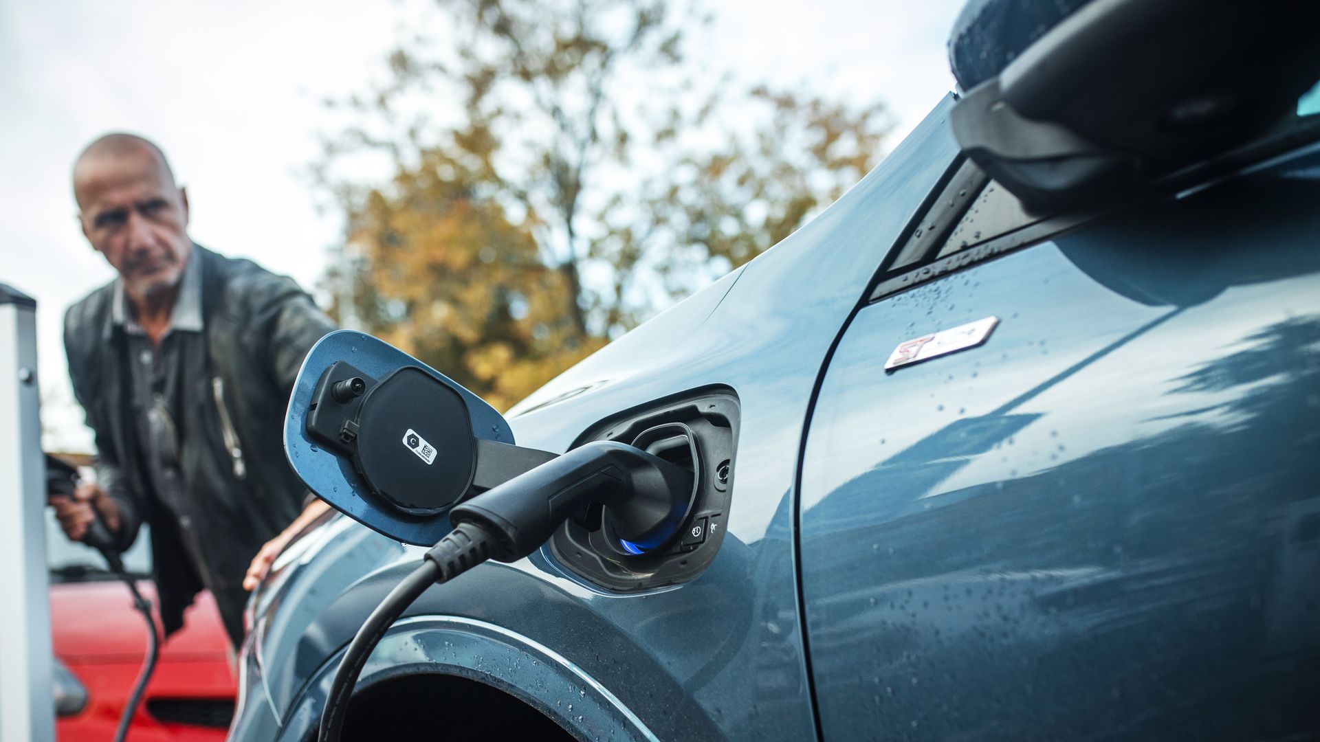 Mann lader elbil