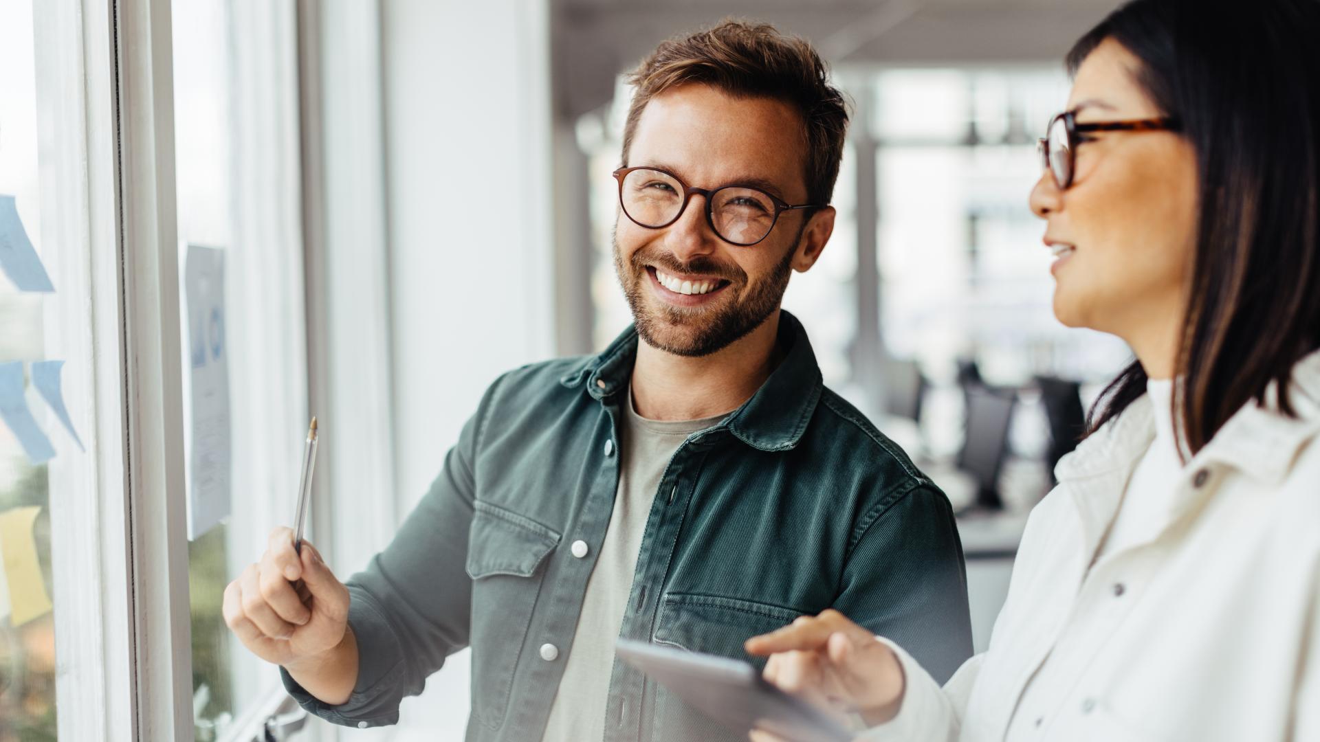 mann og dame på kontor.jpg