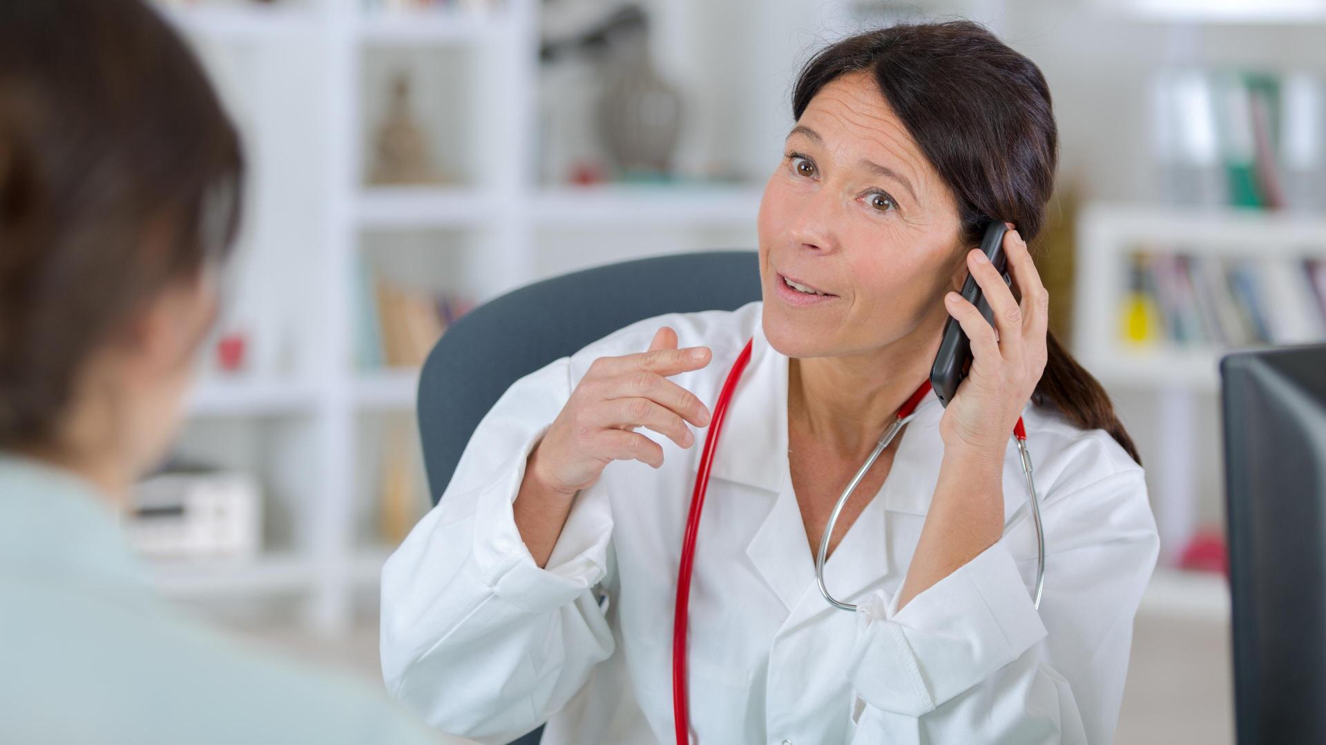 Lege snakker med pasient