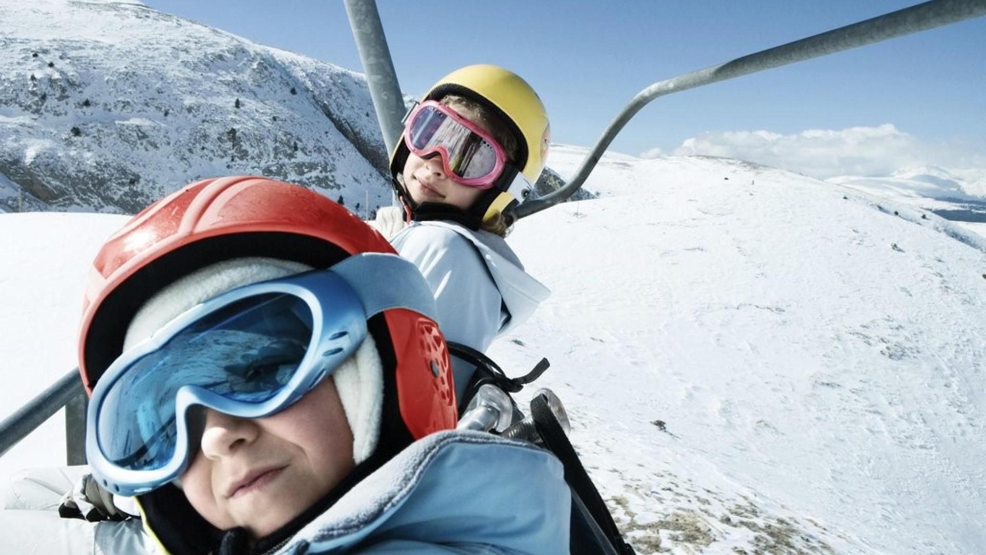 To barn sitter i skiheis