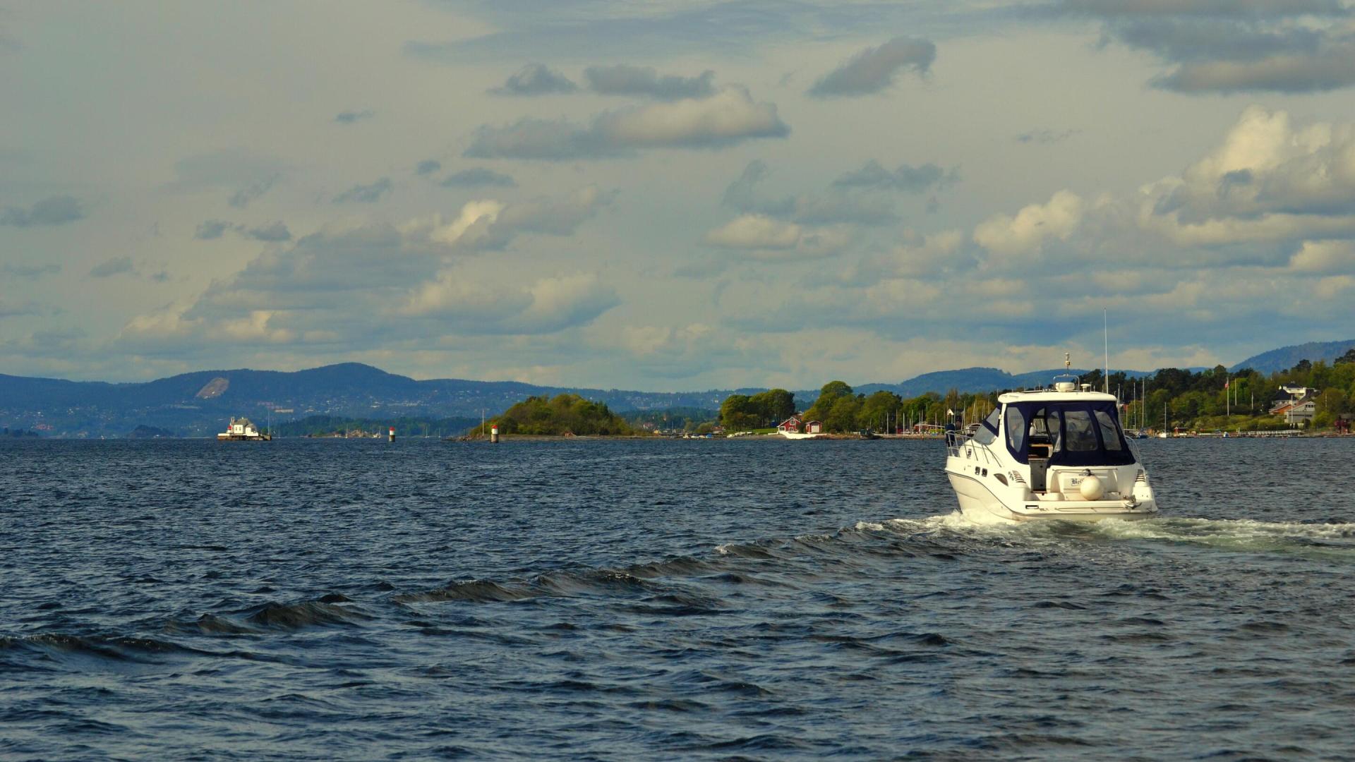 Båt som kjører i fjorden.jpg