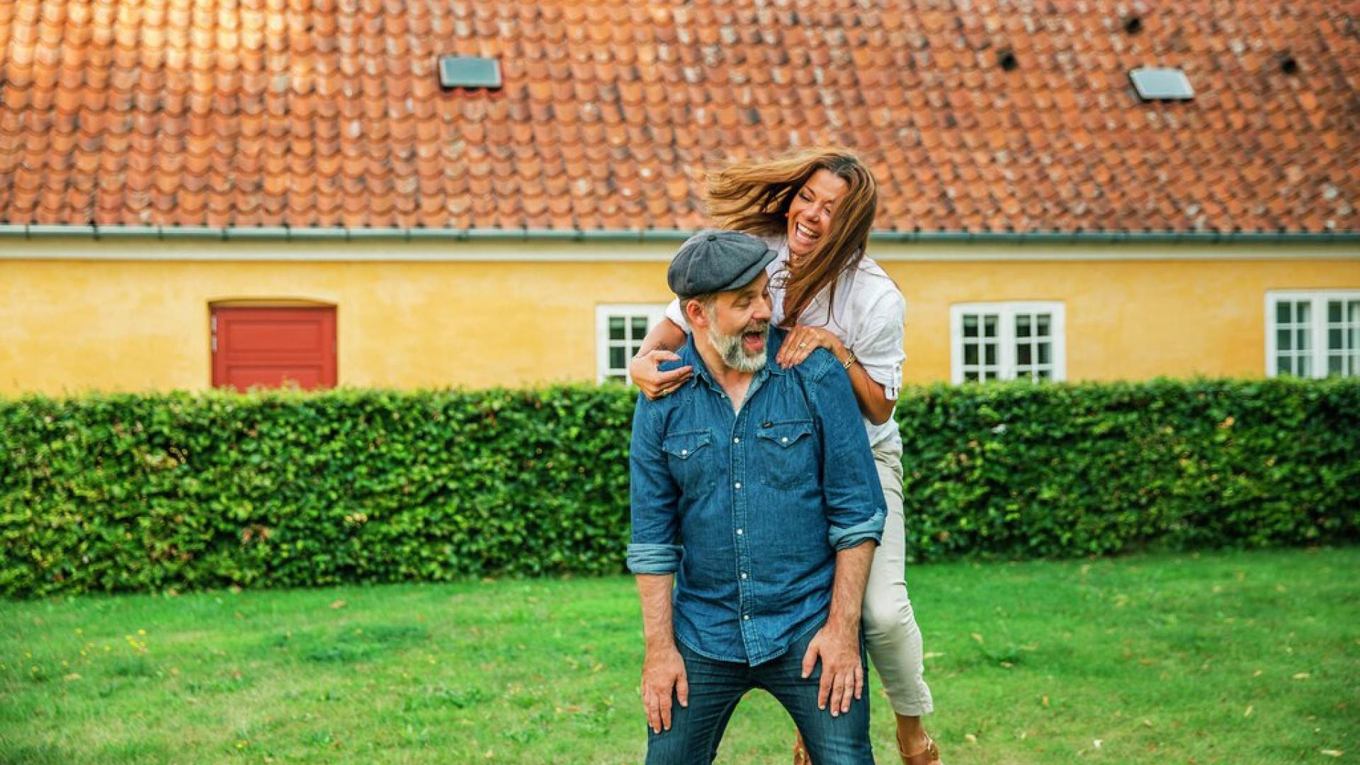 Glad par som er ute i hagen