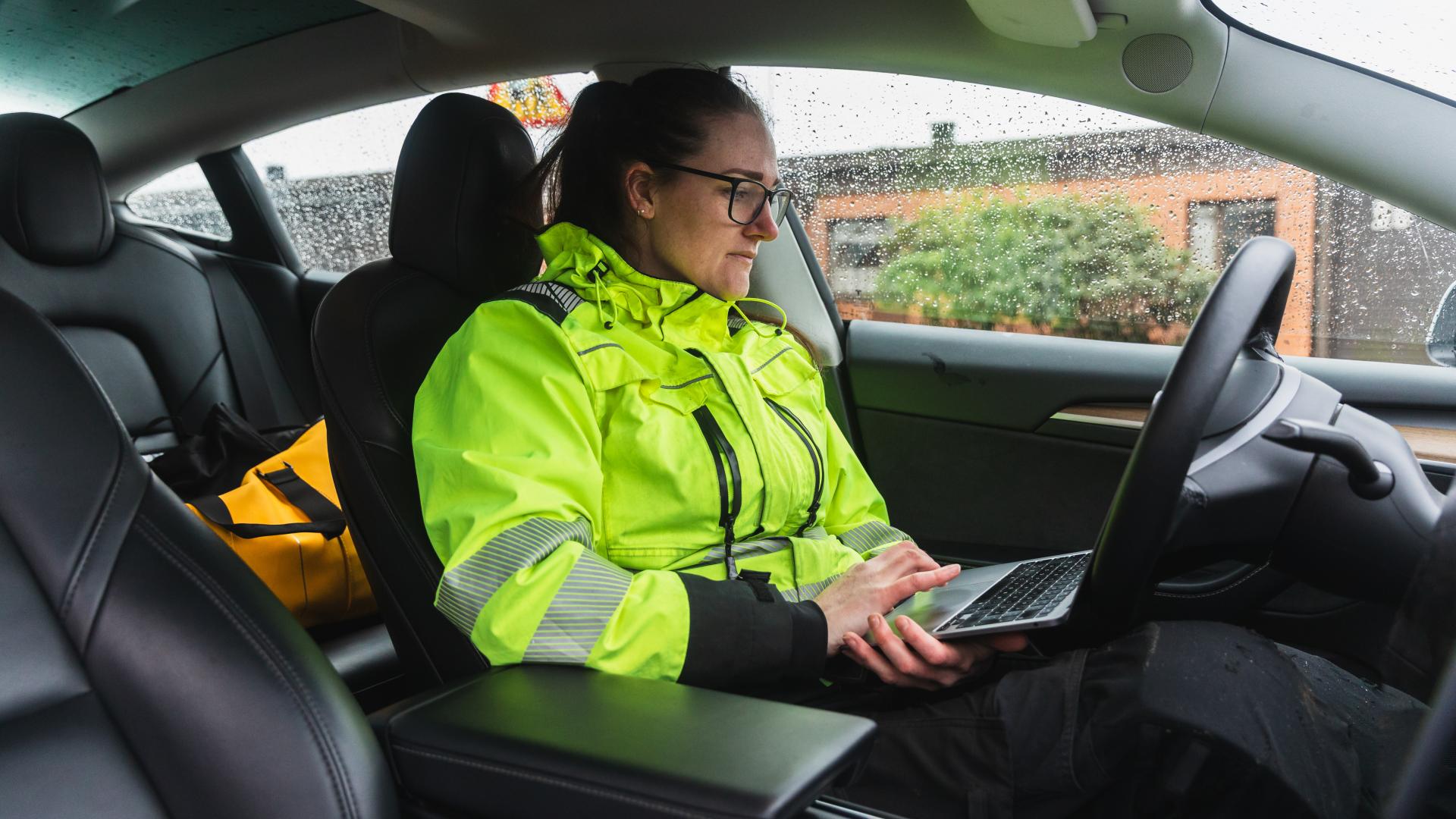 Handverker sitter i en firmabil