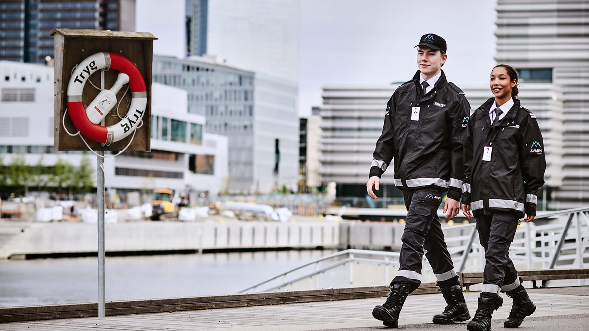To vektere som går langs en brygge i Oslo