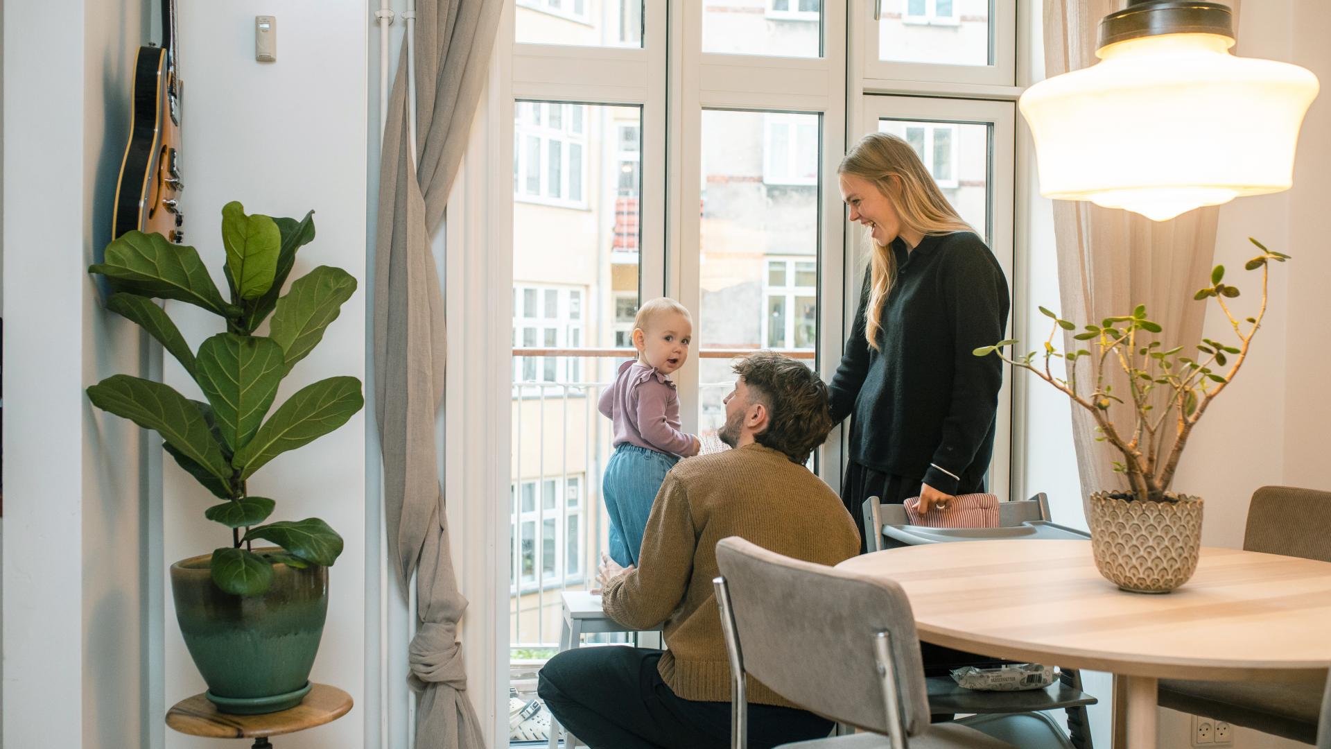Barnefamilie som ser ut vinduet hjemme