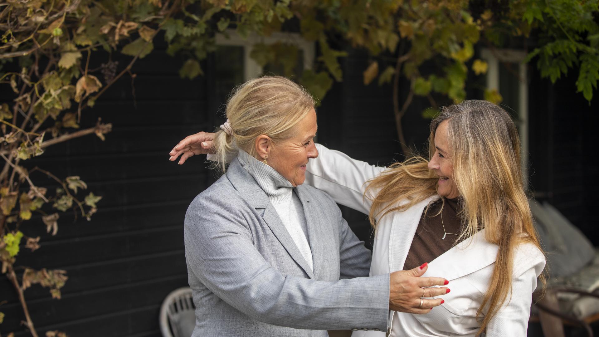To kvinner som sier hei 