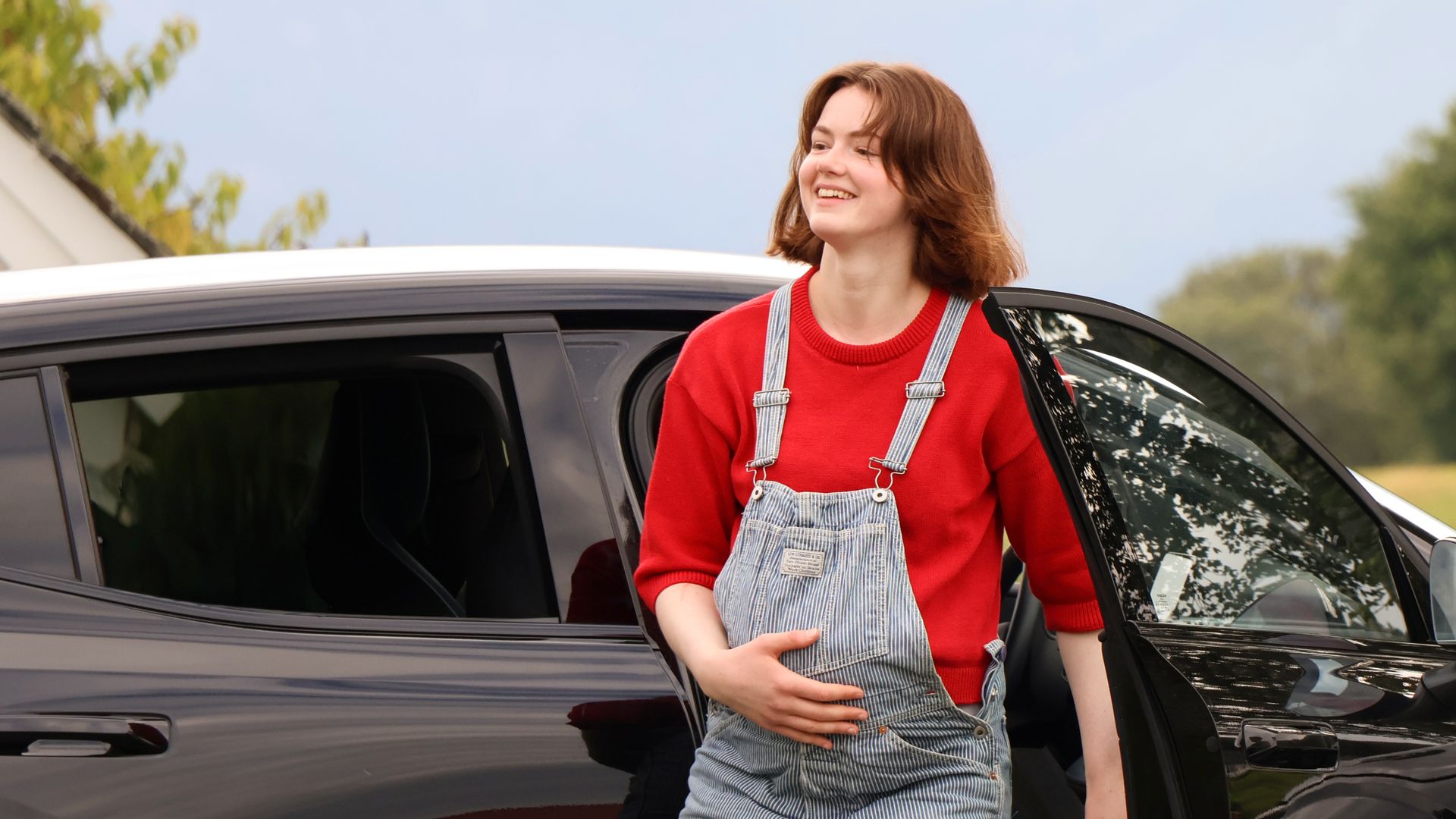 Gravid kvinne på vei ut av en bil