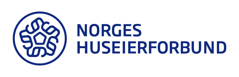 Gode vennepar som sitter utenfor huset å spiser en samlet middag