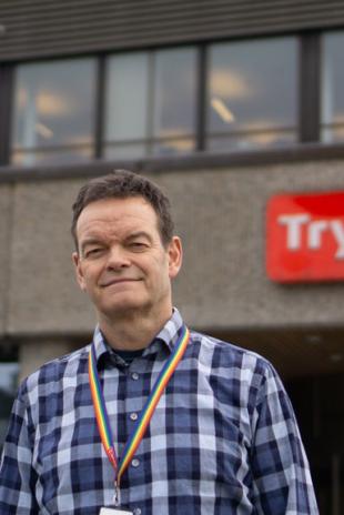 Carsten Tangeraas smiler utenfor Tryg kontoret i Bergen. Foto